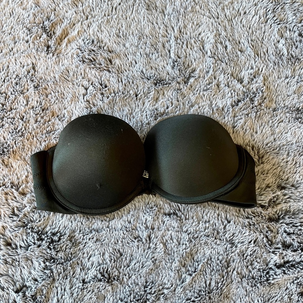 Black strapless bra